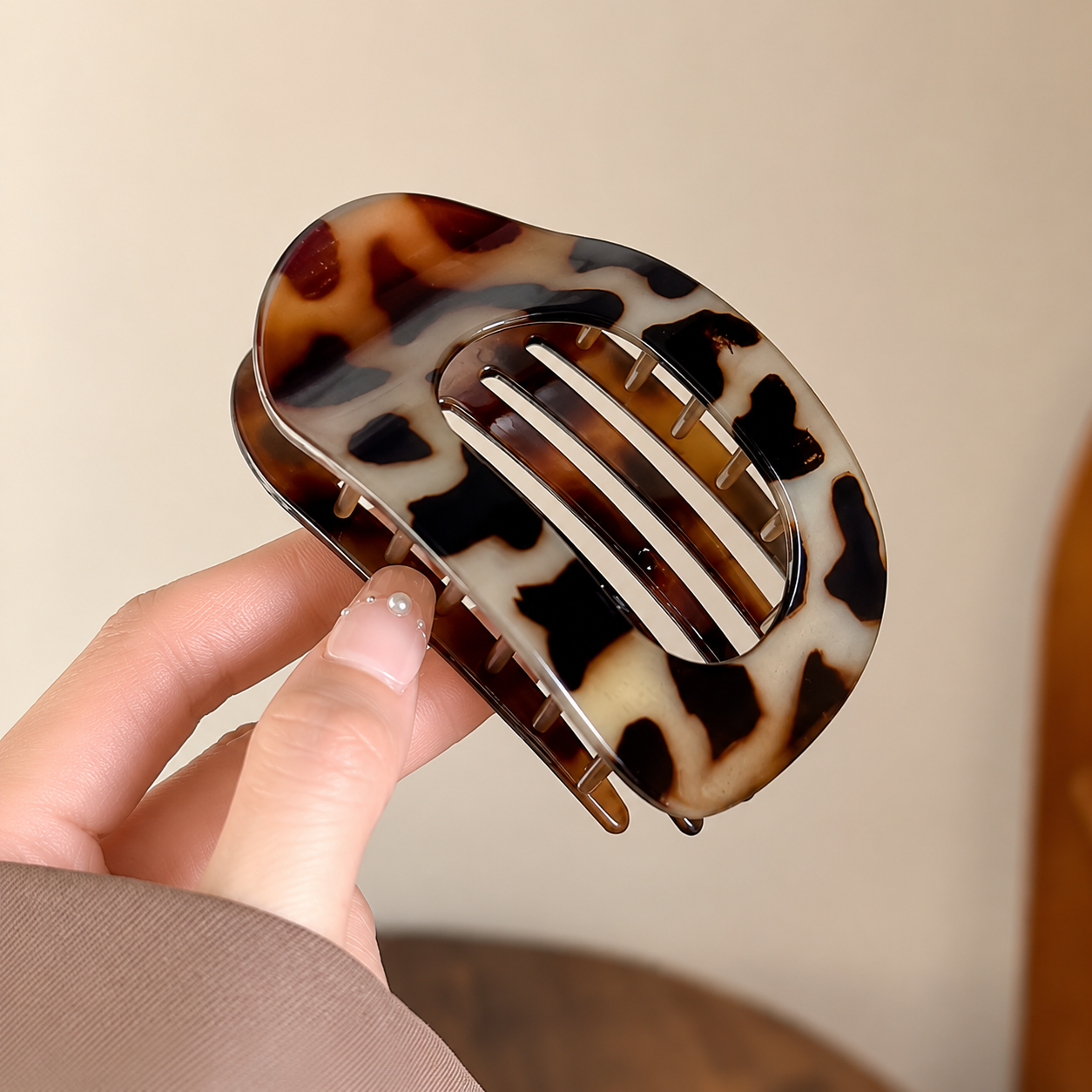 Velmora Grace Clip – Strong Hold for All Hair Types