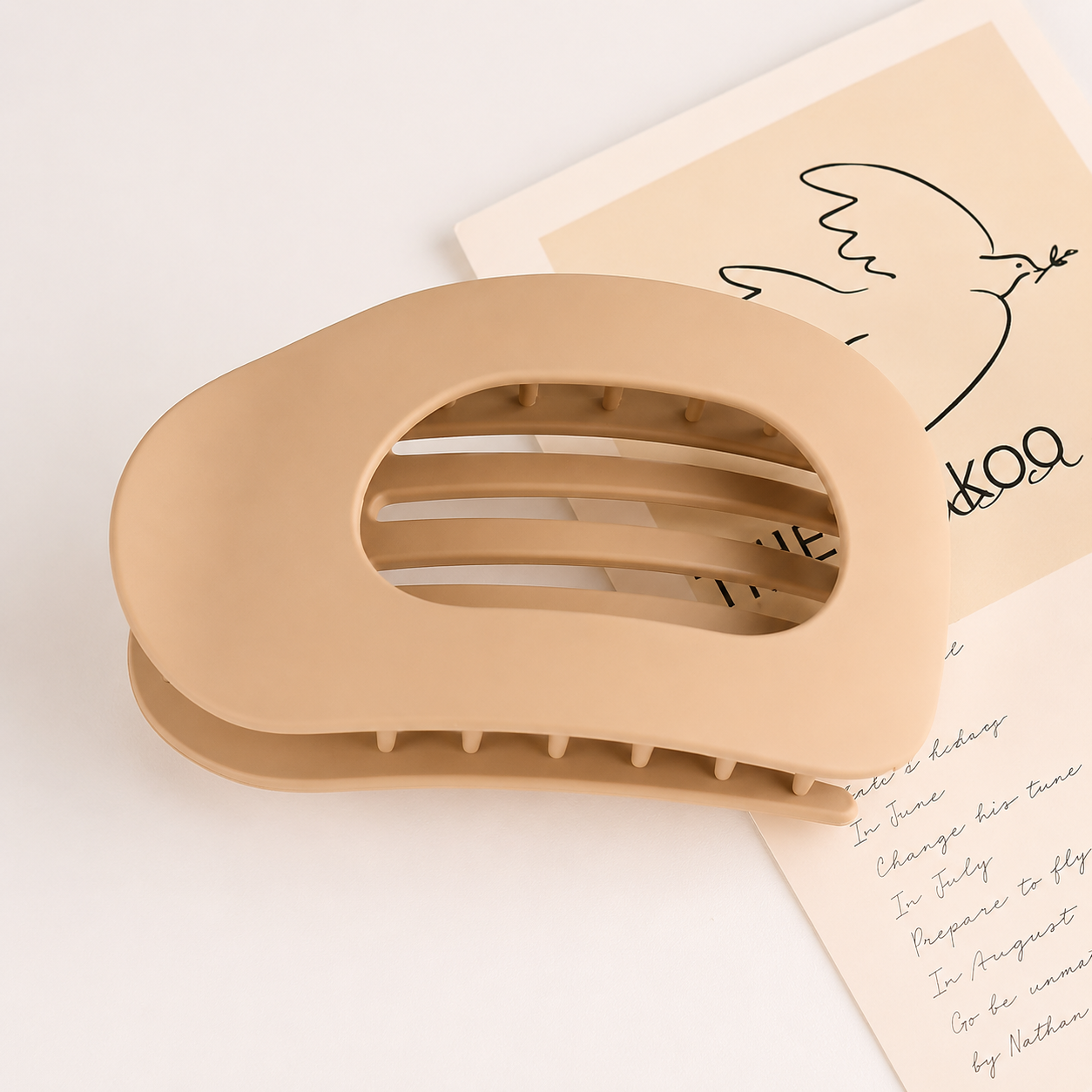 Velmora™ Minimalist Oval Hair Claw Clip – Strong Hold for All Hair Types