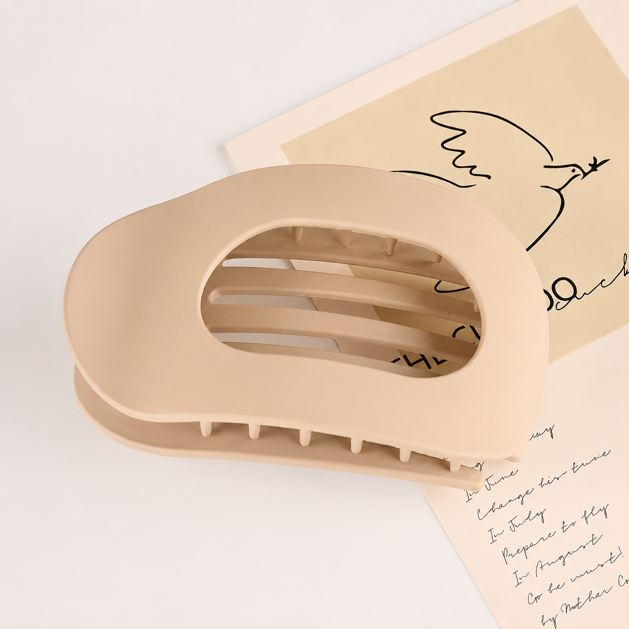 Velmora™ Minimalist Oval Hair Claw Clip – Strong Hold for All Hair Types